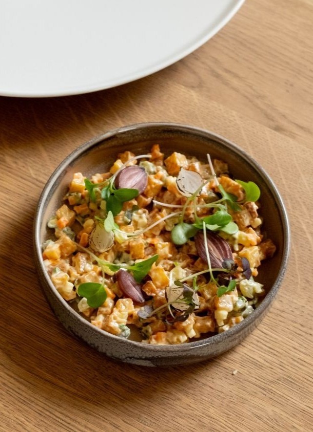 Telecí řízek smažený bramborový salát _ uzený žloutek _ černé pivo.jpg (2)