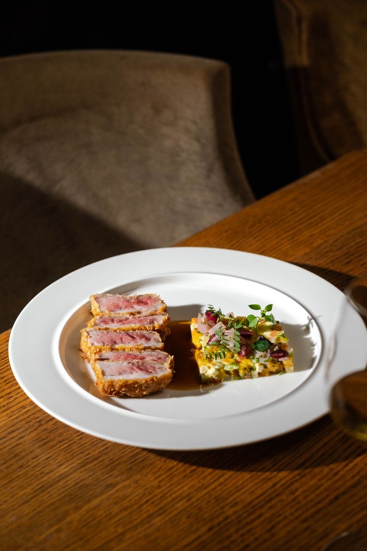 ZEK Z VEPŘOVÉ PLUMY, smažený bramborový salát, jus_fullhd.jpg