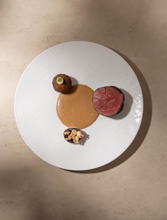 Hovězí svíčková, švestka, mák, škubánek, smetana (2)_hd.jpg