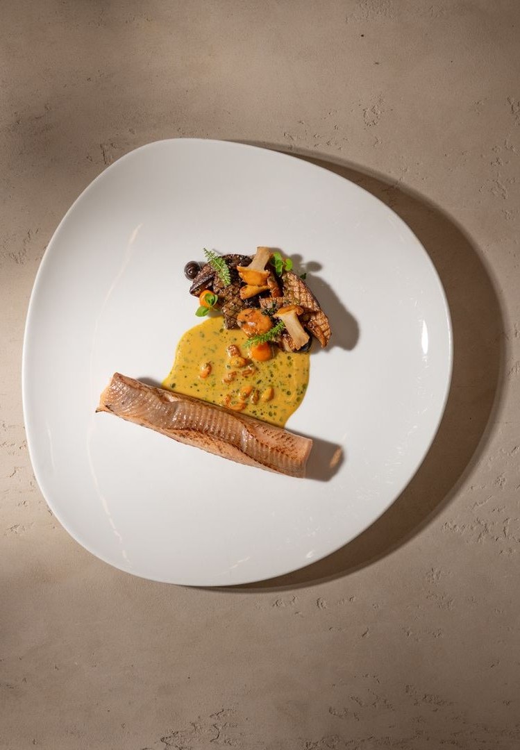 Pošírovaný siven, houby, rakytník, černé jablko (3)_fullhd.jpg